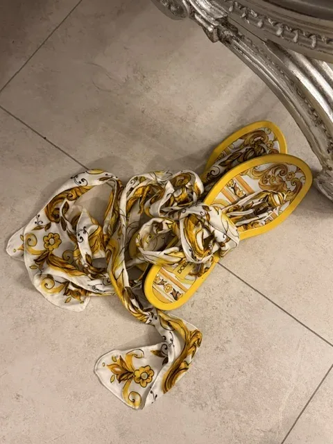 Gelbe Sandalen und ein Tuch im gleichen Muster