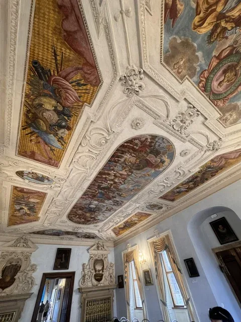 Prunkvoll bemalte Decke in der Prager Burg