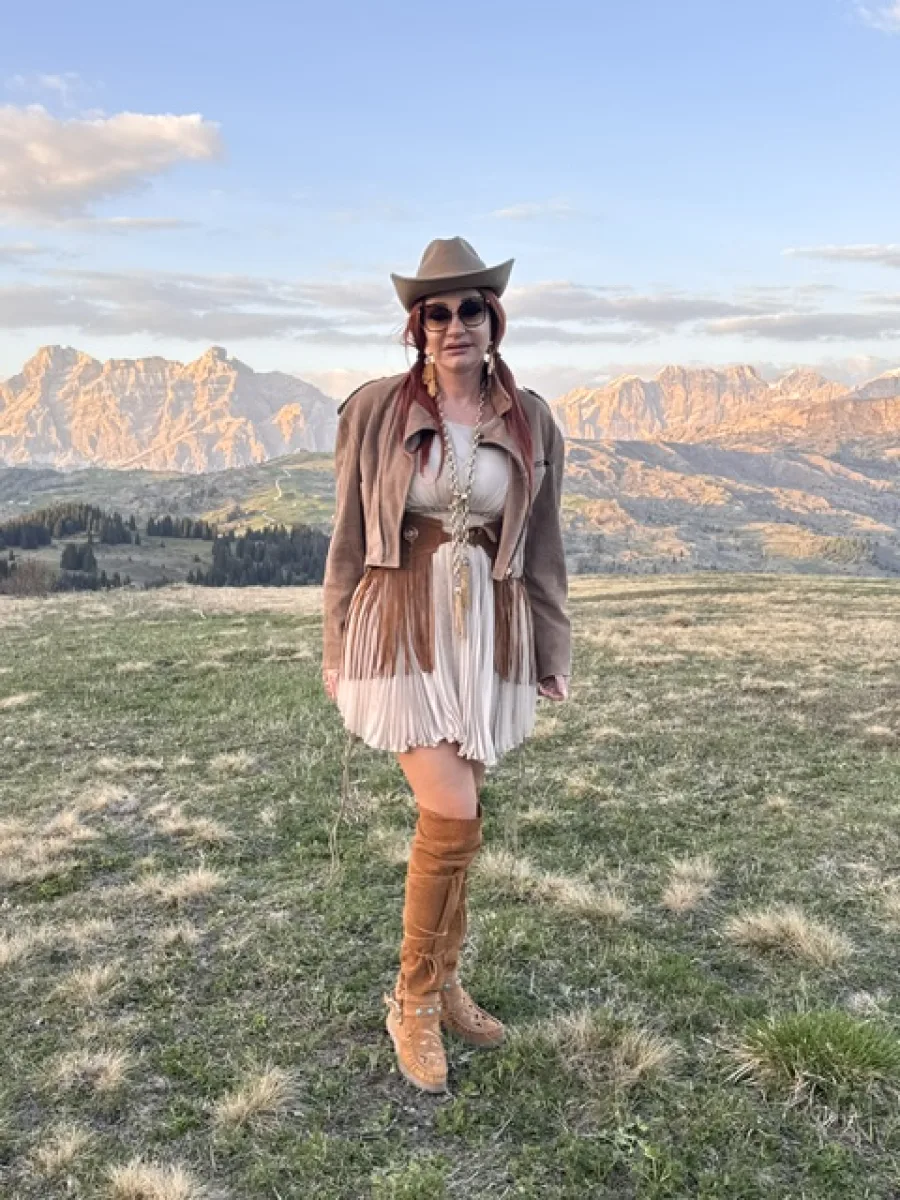 Michaela im Western-Look vor einer Bergkette im Abendlicht