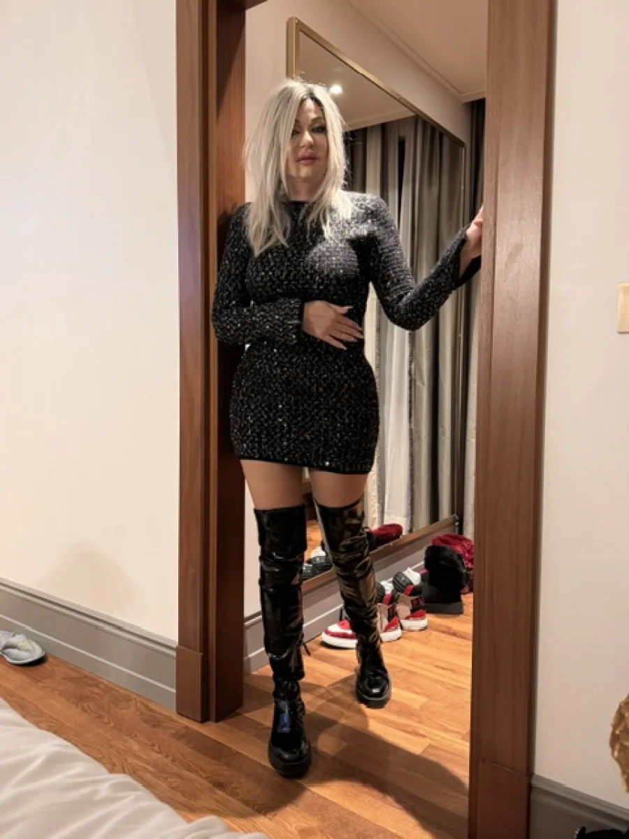 Michaela mit schwarzen Overknees und Glitzerkleid