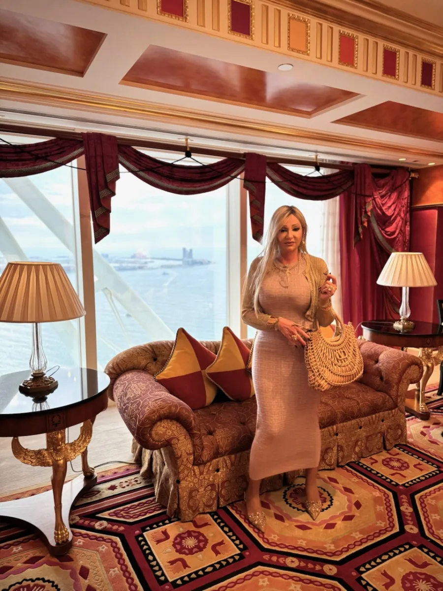 Michaela Hoppe vor einem Sofa mit Blick durch die großen Fenster