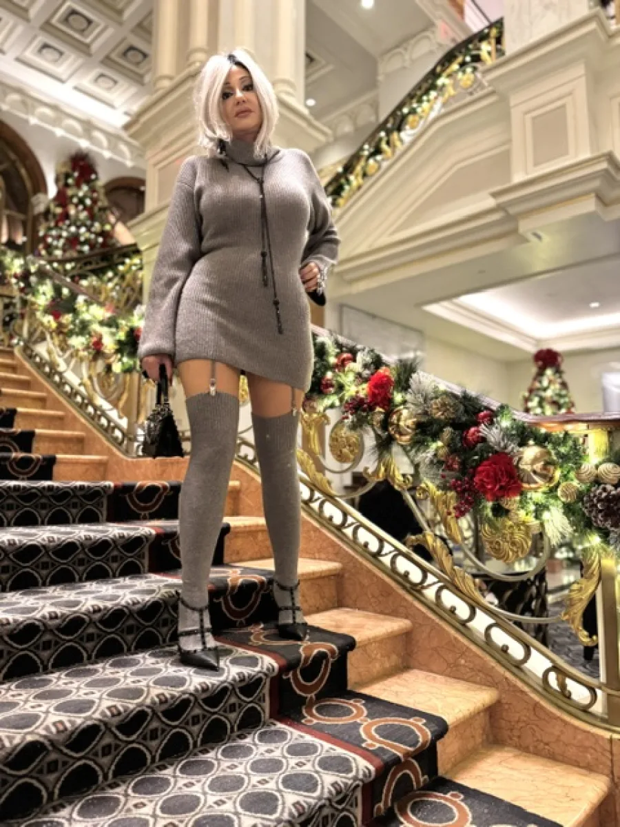 Michaela auf einer weihnachtlich geschmückten Hoteltreppe in New York