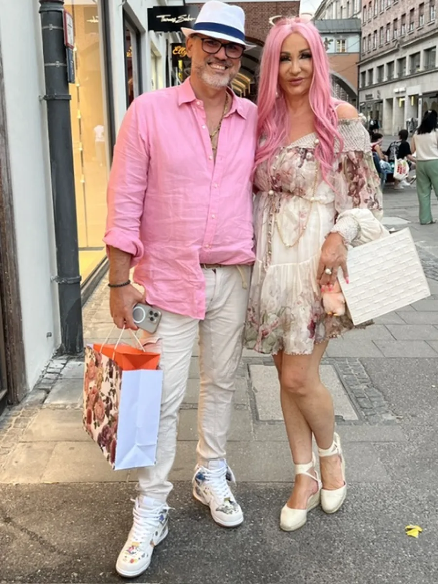 Michaela und Silvio Hoppe in rosafarbenen und floralen Sommerlooks