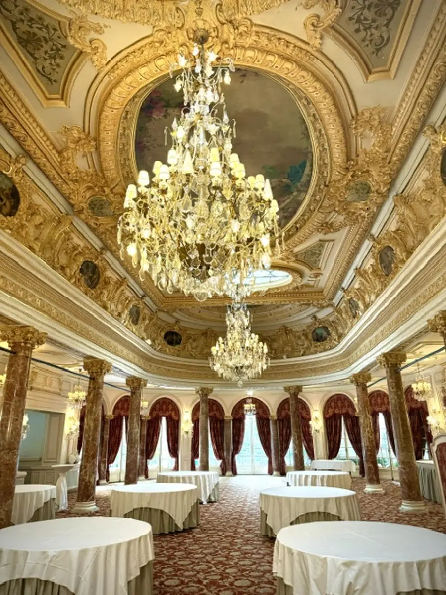 Kronleuchter und Deckenmalerei im Hôtel Hermitage Monte-Carlo