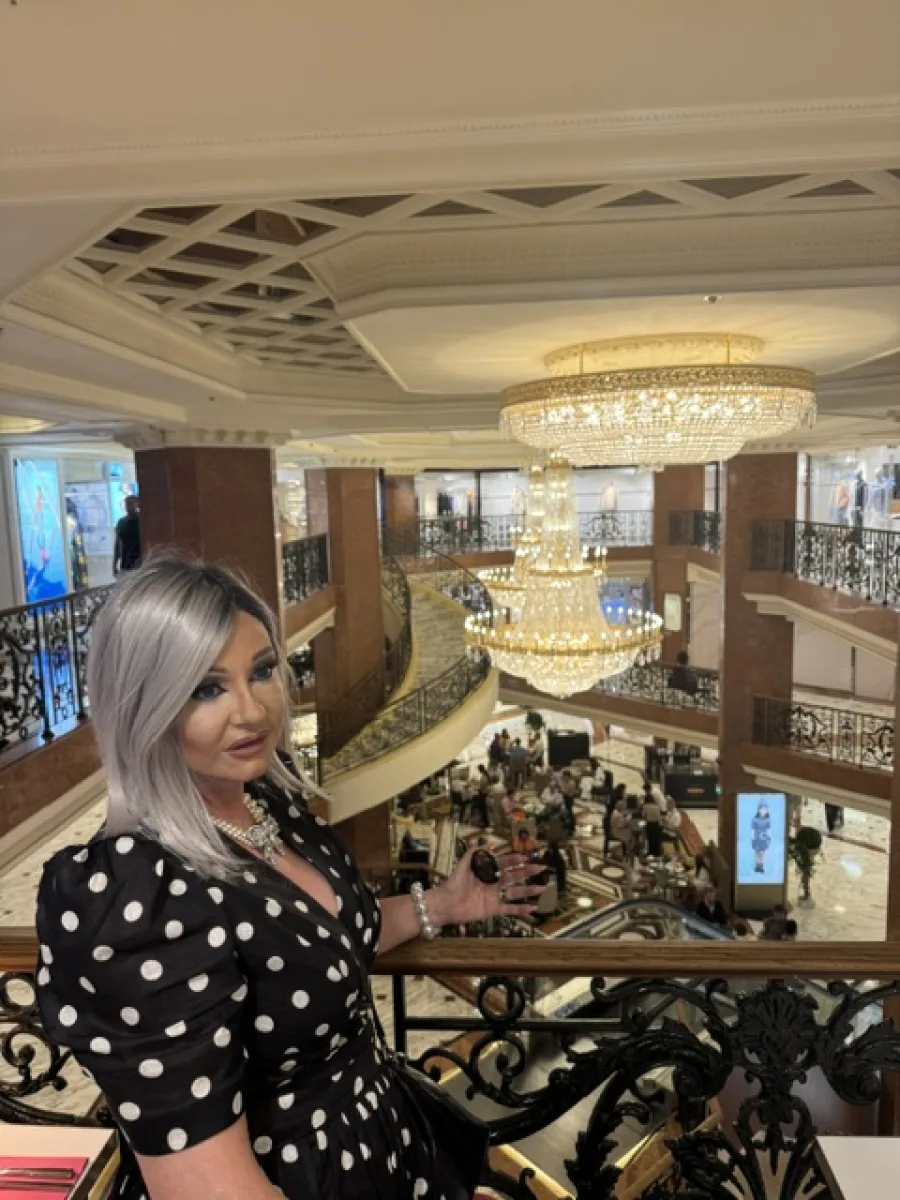 Michaela betrachtet ein Kleid in der Boutique