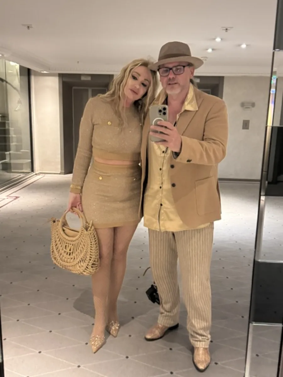 Michaela und Silvio Hoppe lehnen bei einer Spiegelaufnahme die Köpfe aneinander