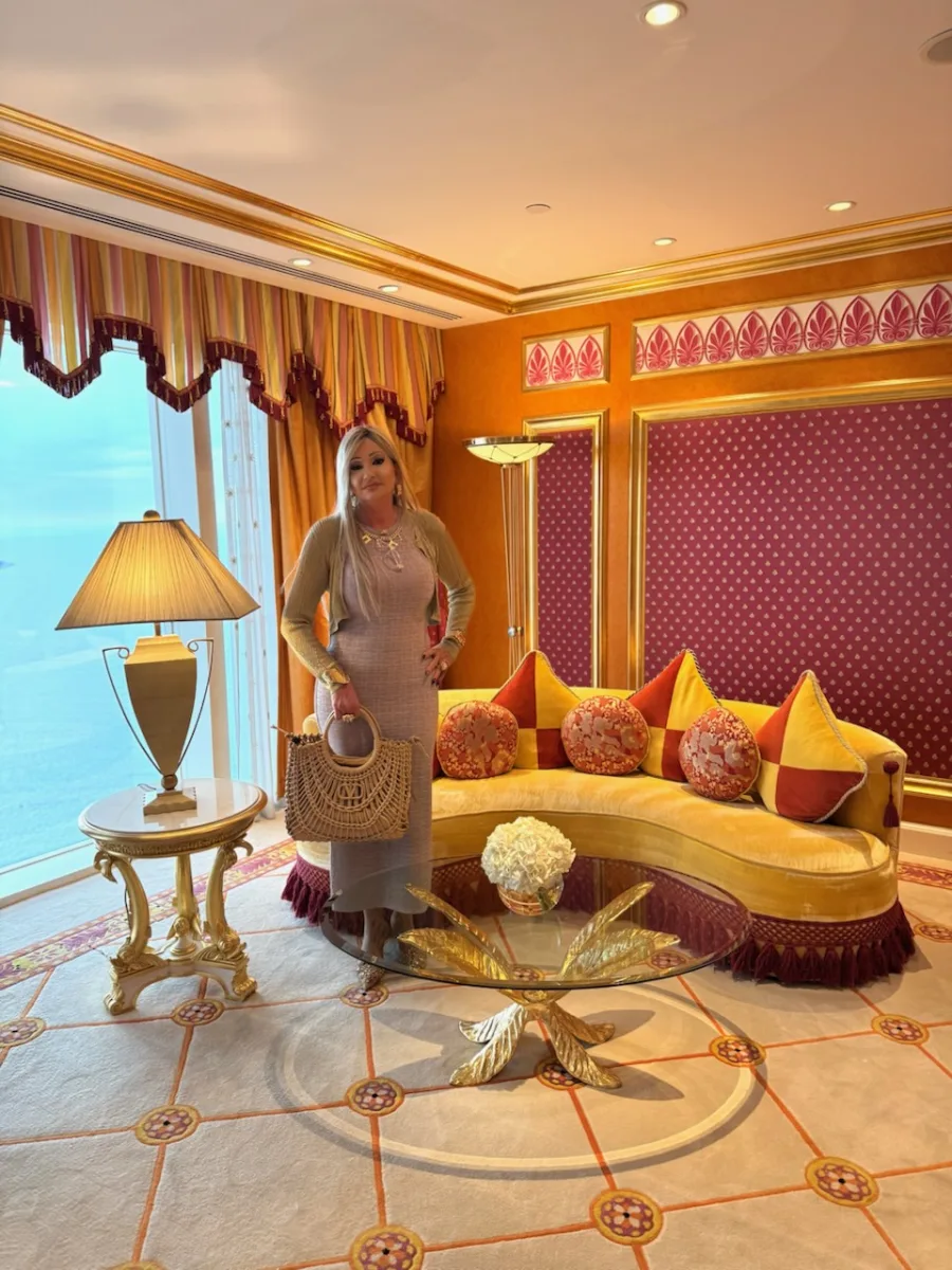 Gelbes Sofa, goldener Tisch und leuchtende Wandgestaltung in der Royal Suite