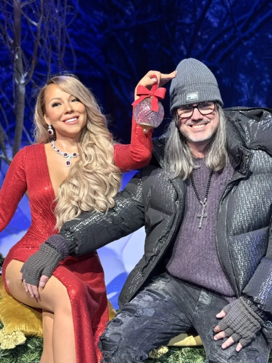 Michaela und Silvio neben einer Wachsfigur von Marilyn Monroe