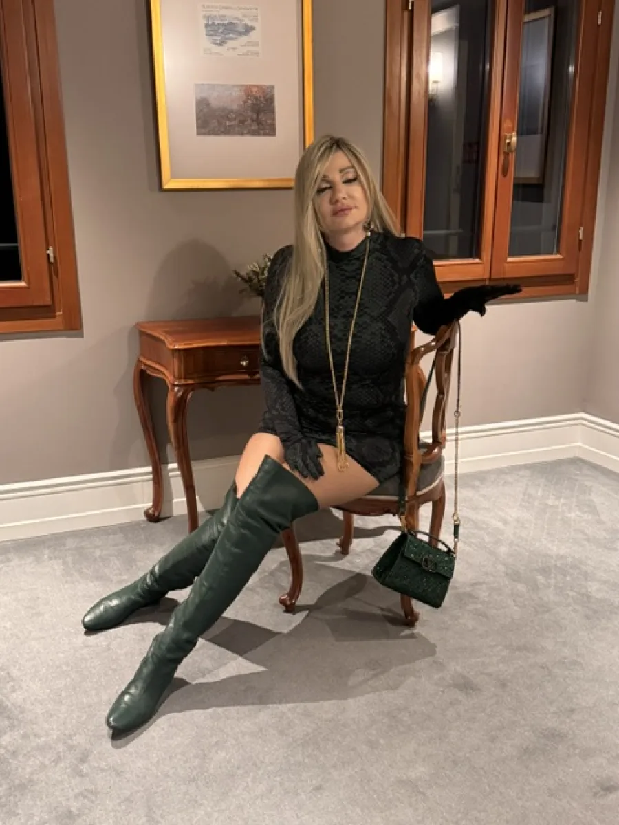 Michaela mit flachen grünen Overknees