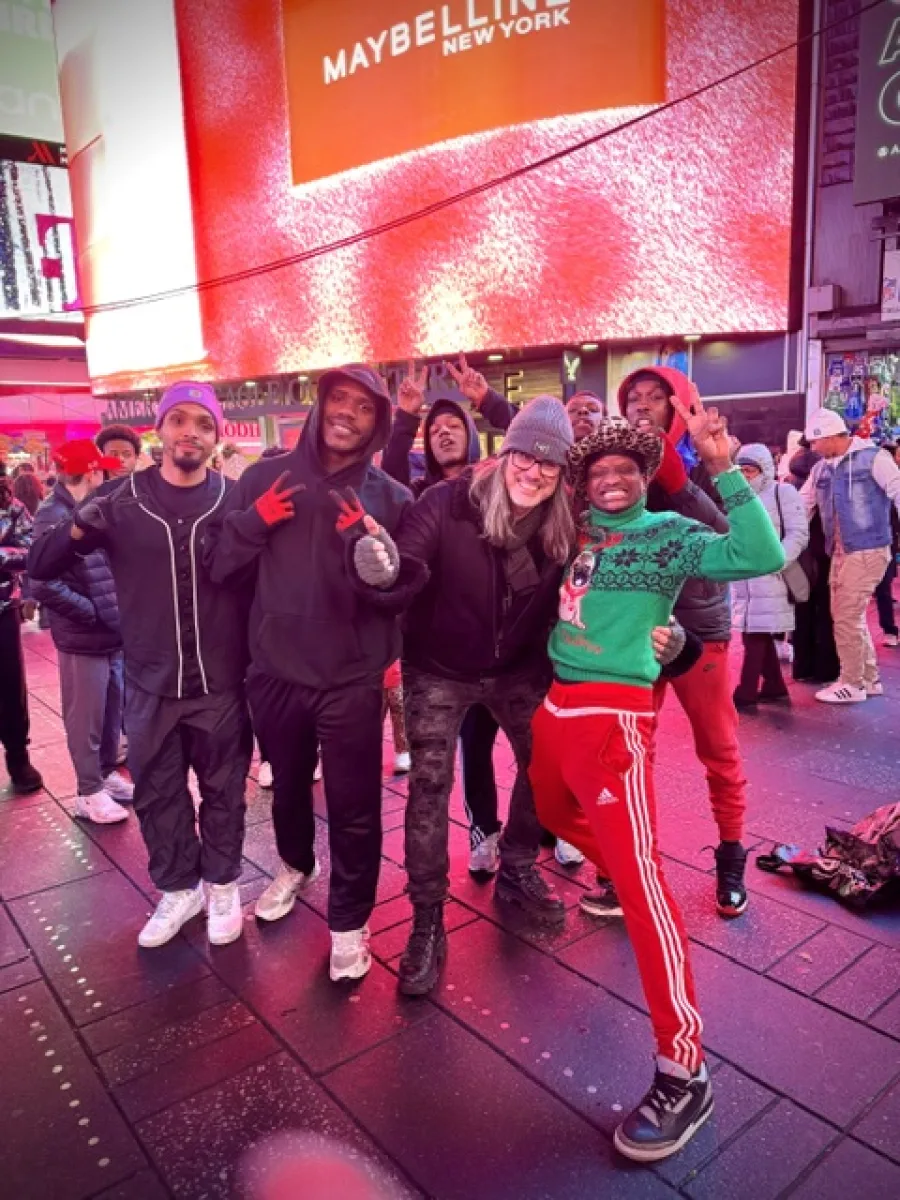 Michaela und Silvio tanzen mit einer Gruppe am Times Square