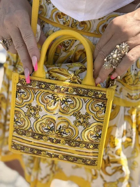 Detail der gelben Dolce-und-Gabbana-Tasche und Michis Schmuck