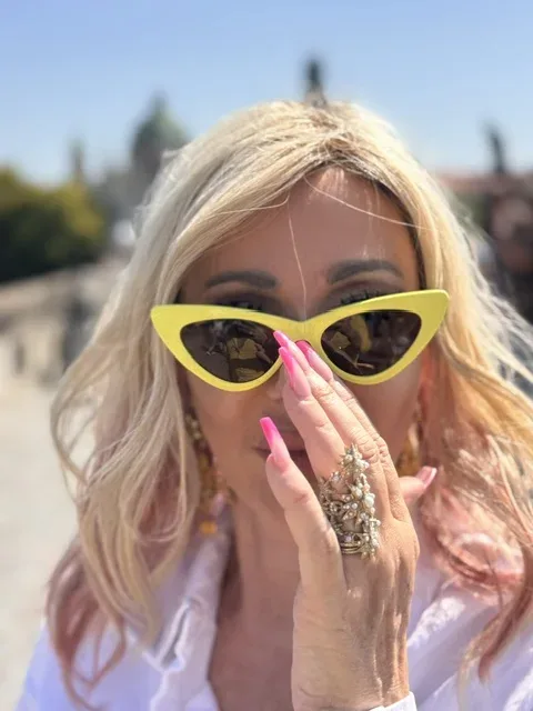 Nahaufnahme von Michi mit gelber Sonnenbrille