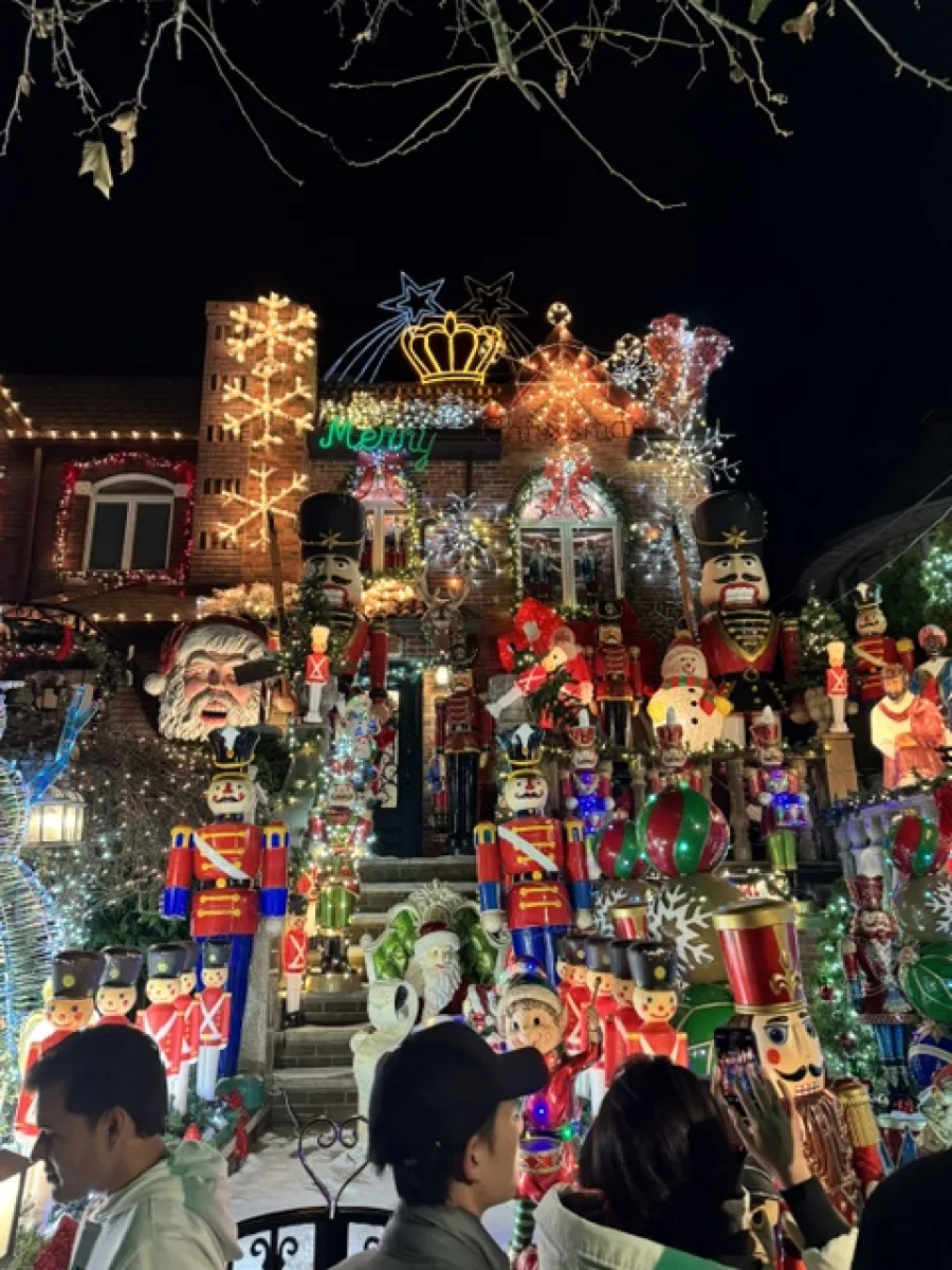 Eine farbenprächtige Weihnachtsdekoration mit Figuren und Lichtern in Dyker Heights