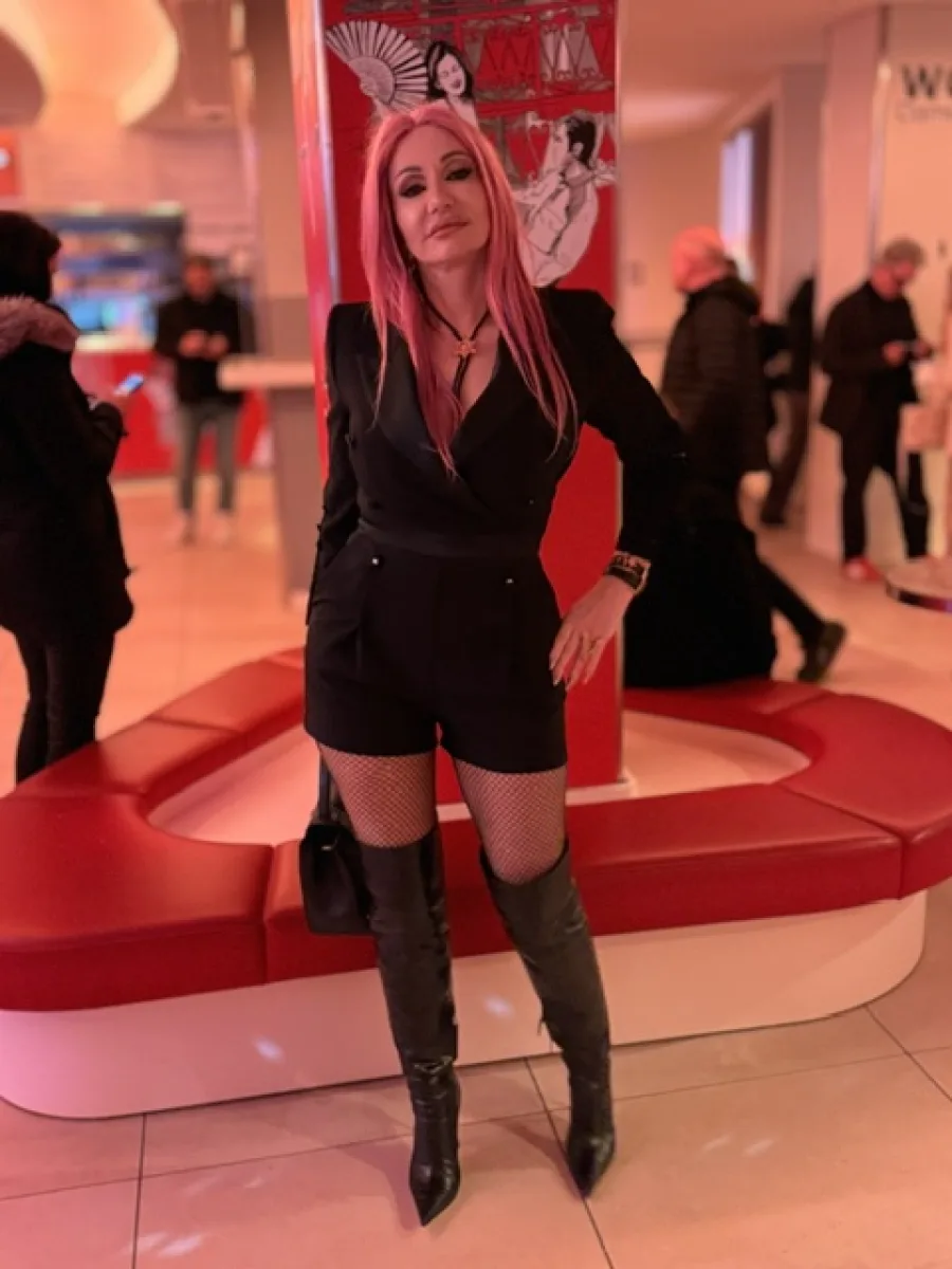 Michaela mit schwarzen Overknees und Blazer