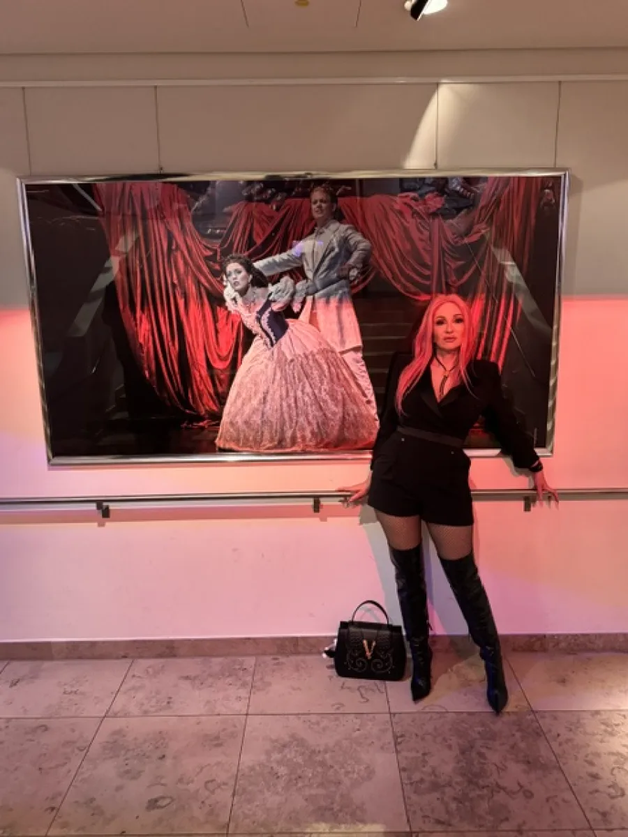 Michaela mit schwarzen Overknees bei einer Show