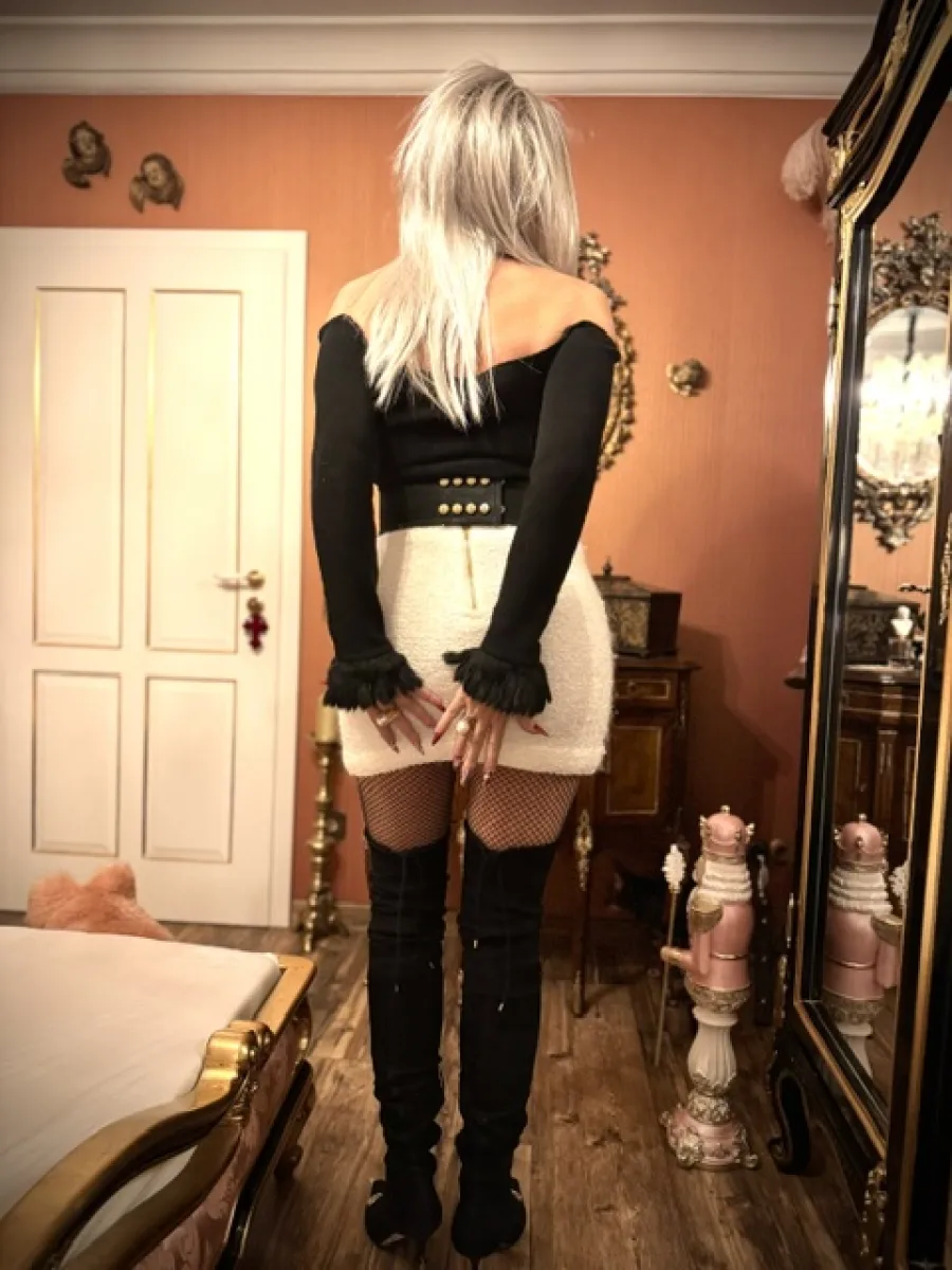Michaela mit schwarzen Overknees und hellem Rock