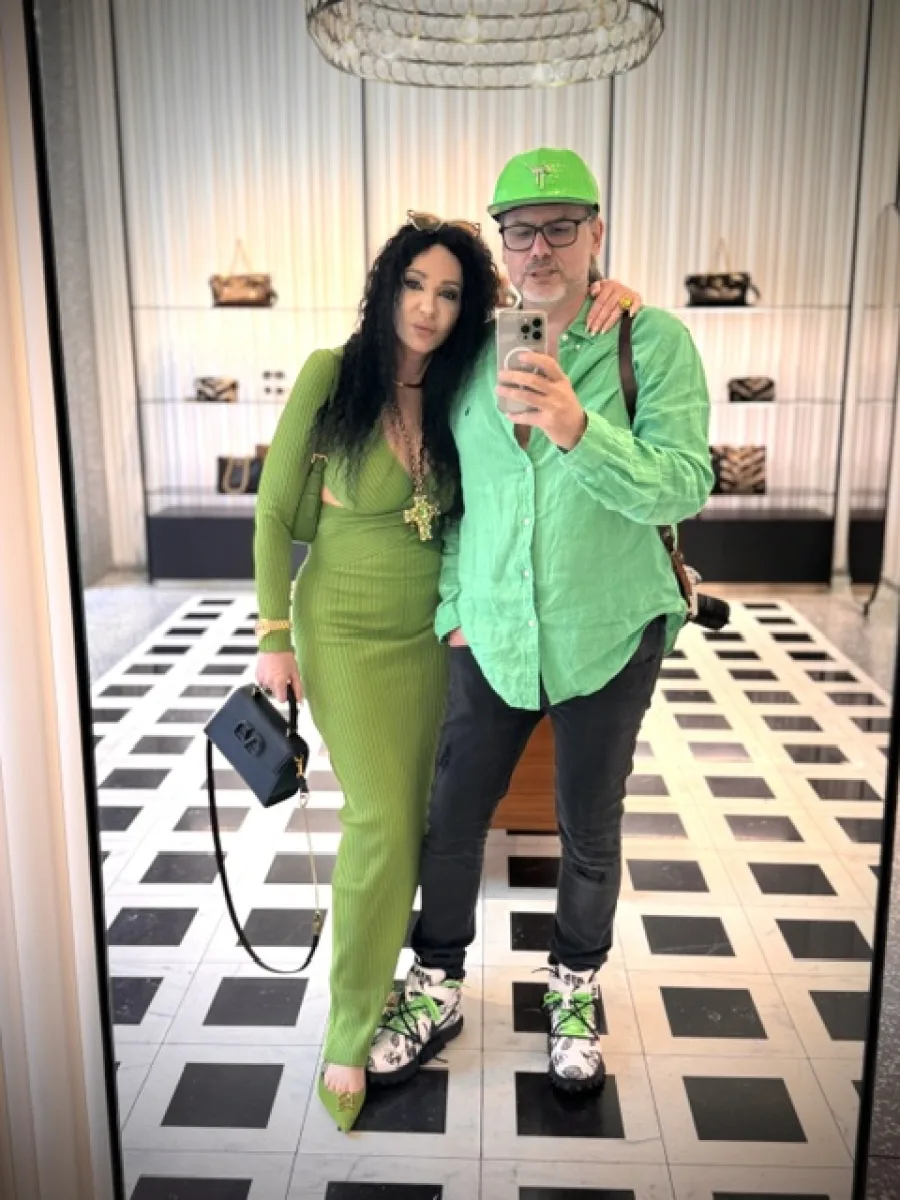 Michaela und Silvio Hoppe in gemeinsam abgestimmten grünen Looks vor einem Spiegel