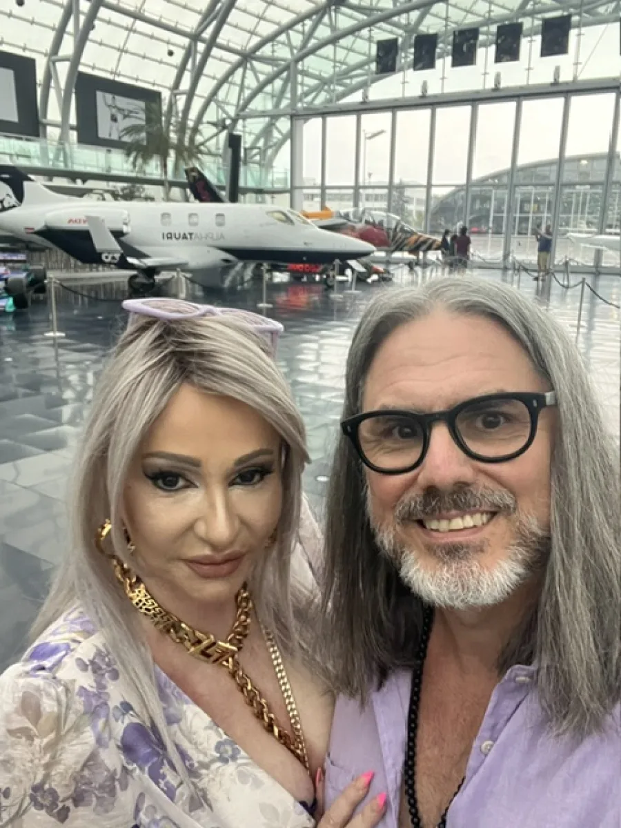 Michaela und Silvio gemeinsam vor einem Flugzeug im Hangar-7