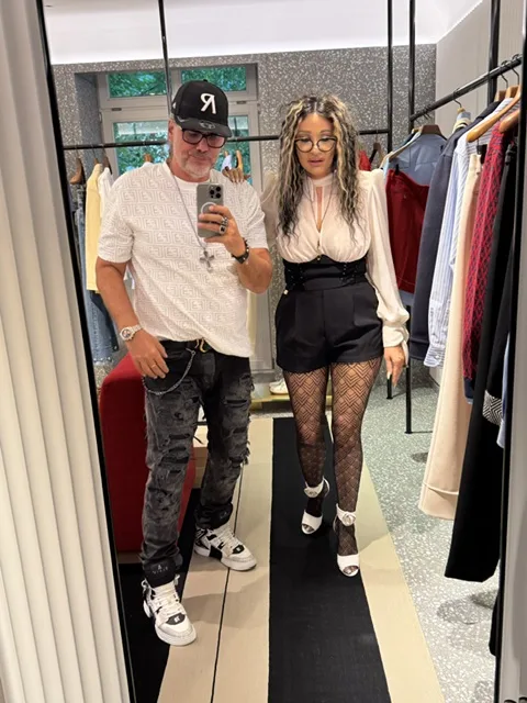 Silvio und Michi gemeinsam vor einem Spiegel in einer Boutique