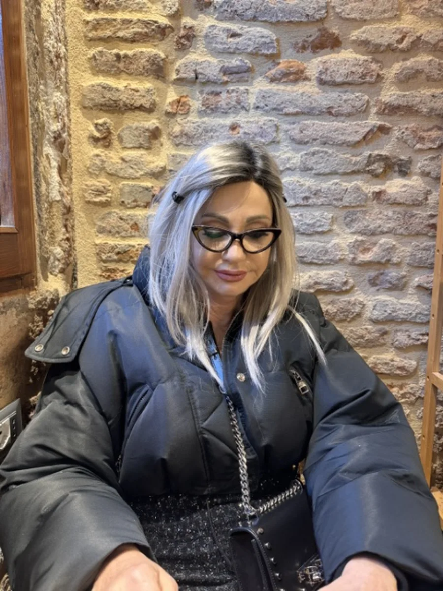 Michi mit einer weiteren Haarfarbe