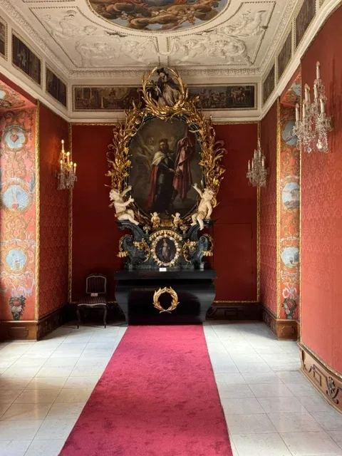 Historischer roter Prunkraum in der Prager Burg
