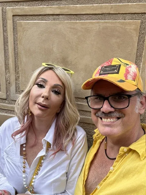 Selfie von Michi und Silvio an einer historischen Mauer