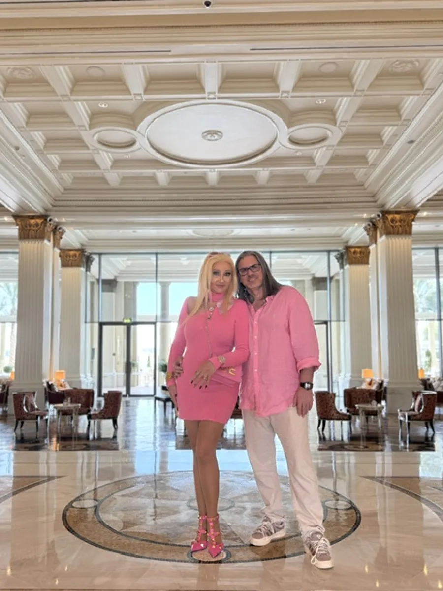 Michaela und Silvio gemeinsam in der hellen Lobby eines Hotels in Dubai
