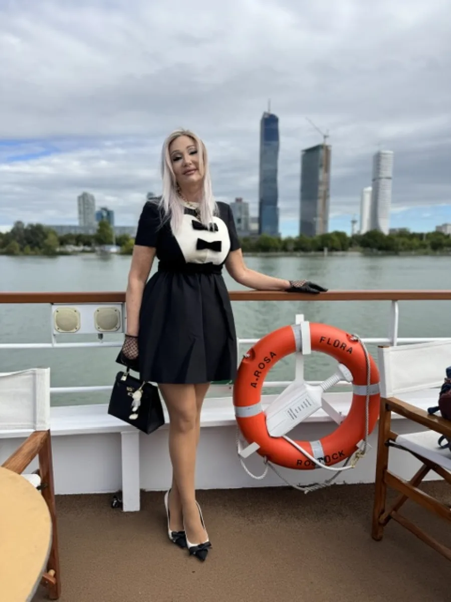 Michi mit hellem glattem Haar auf einem Schiff