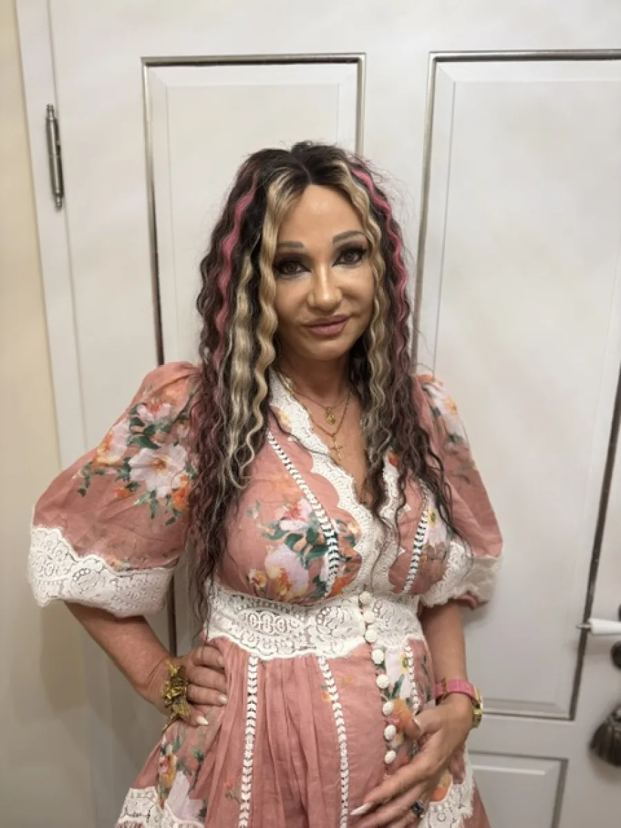Michi mit langen mehrfarbigen Locken