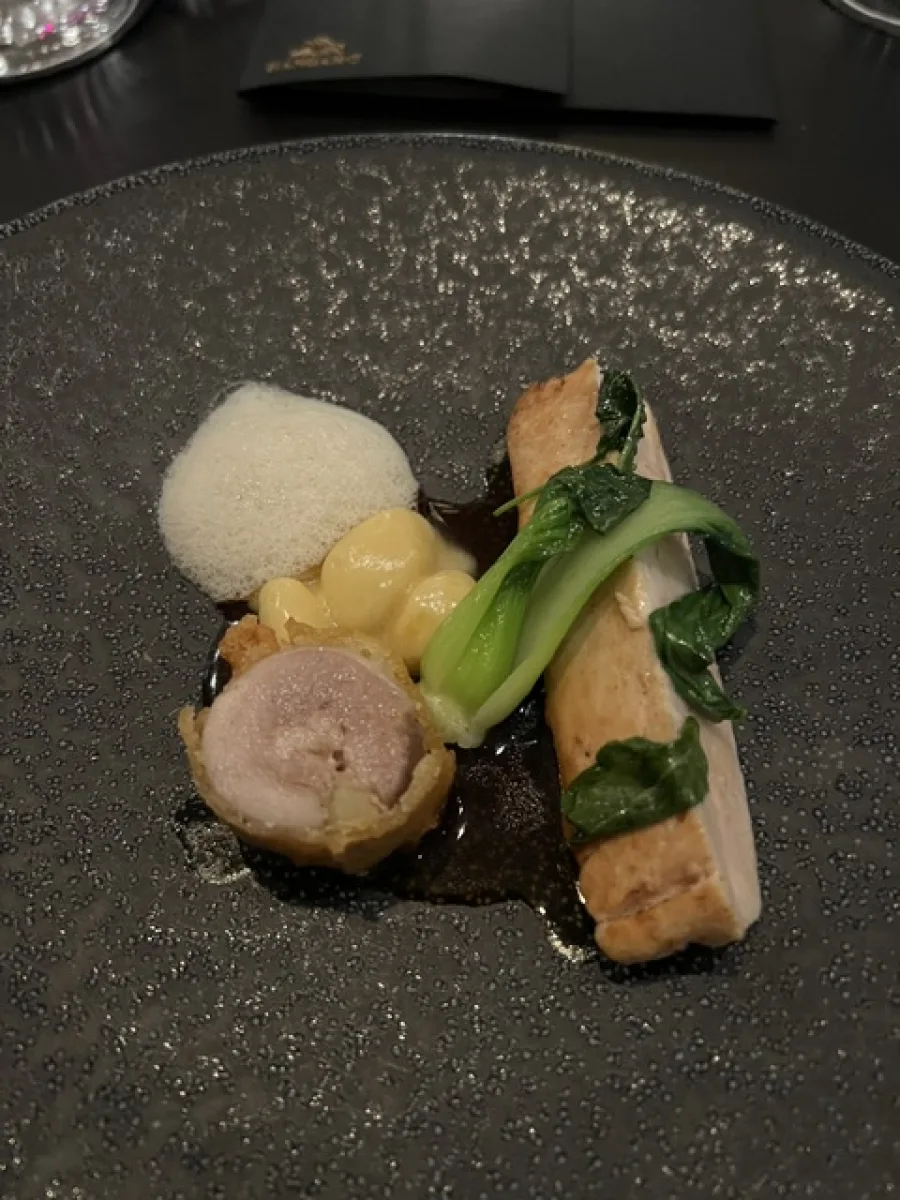 Herzhafter Gang mit Gemüse, Sauce und Schaum