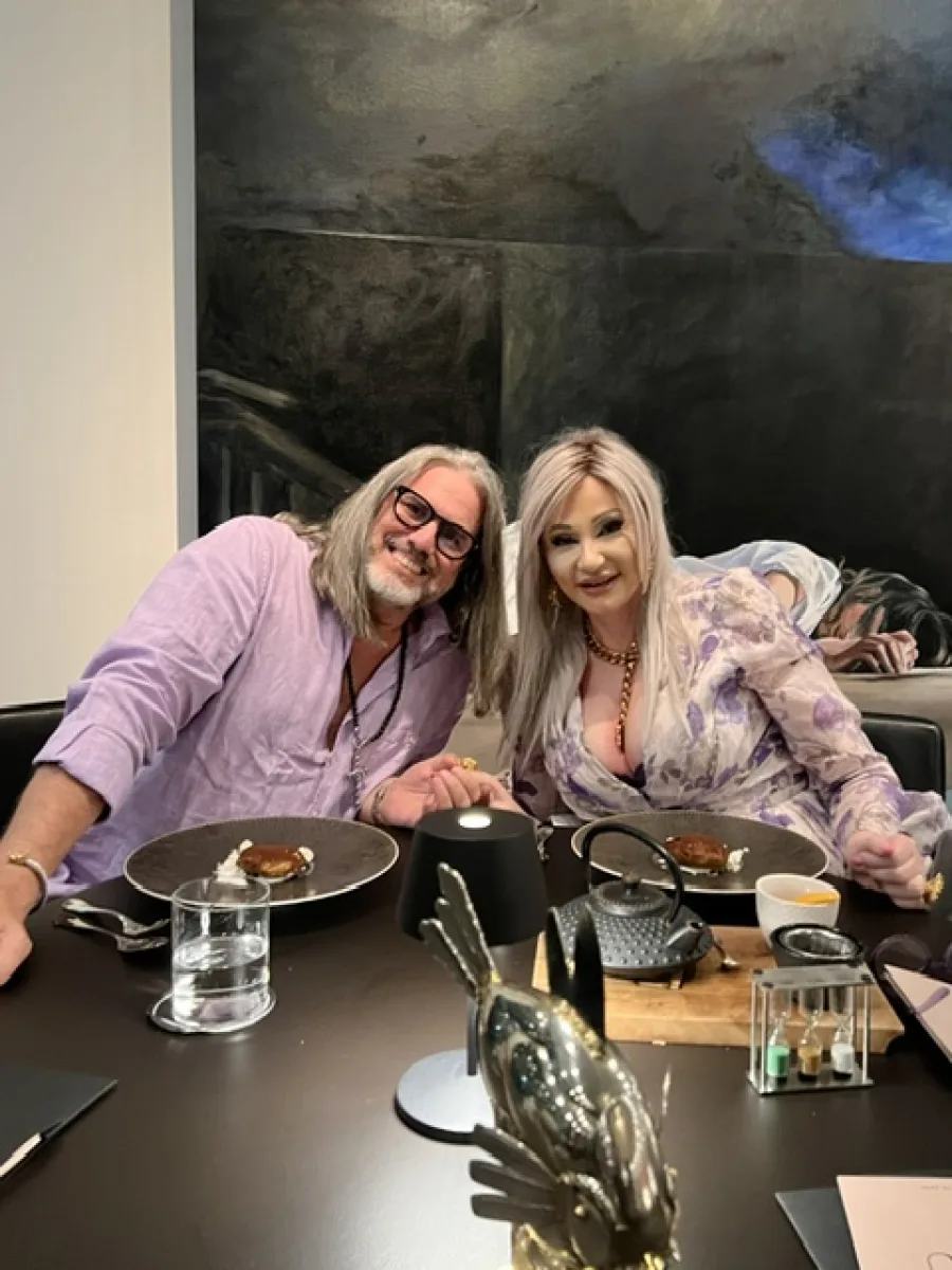 Michaela und Silvio gemeinsam am Tisch im Restaurant Ikarus