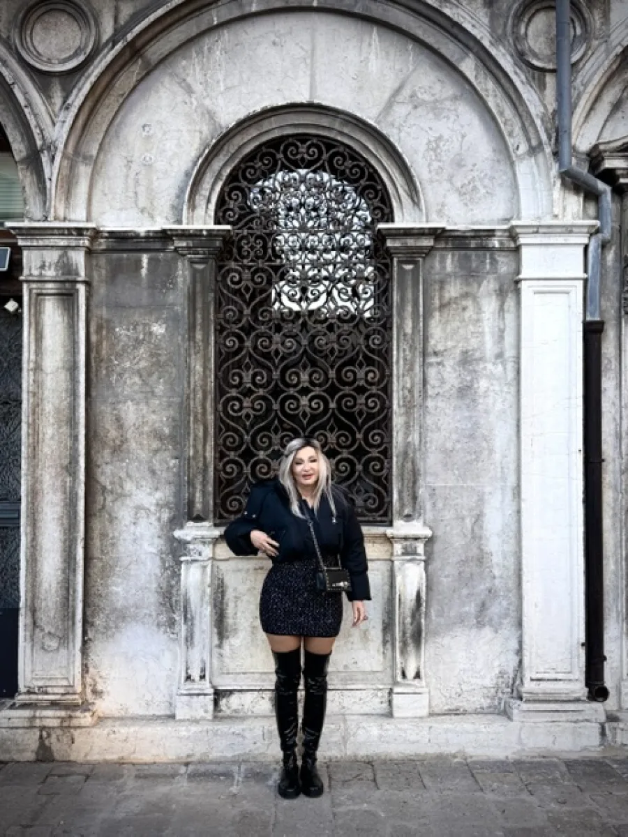 Michaela mit Overknees vor historischer Architektur