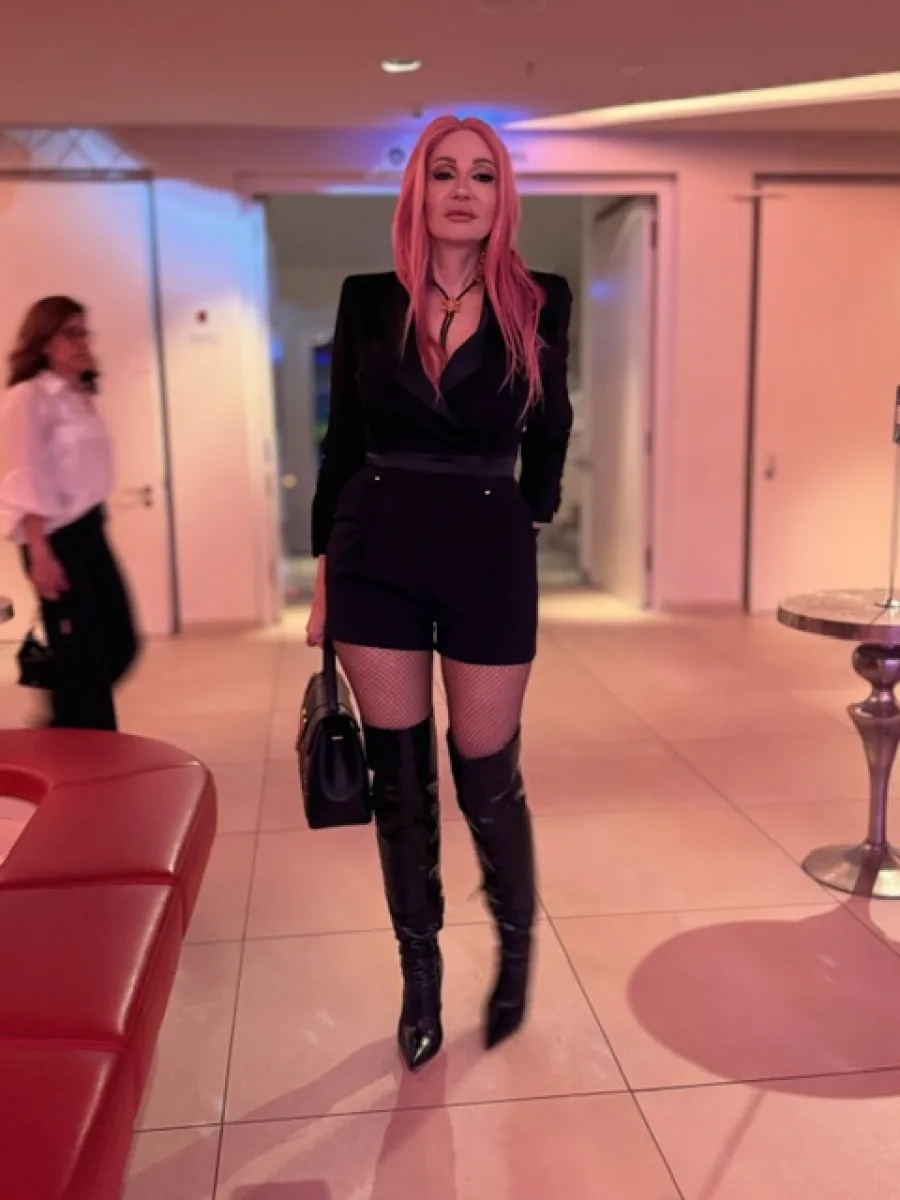 Michaela mit schwarzen Overknees und Blazer