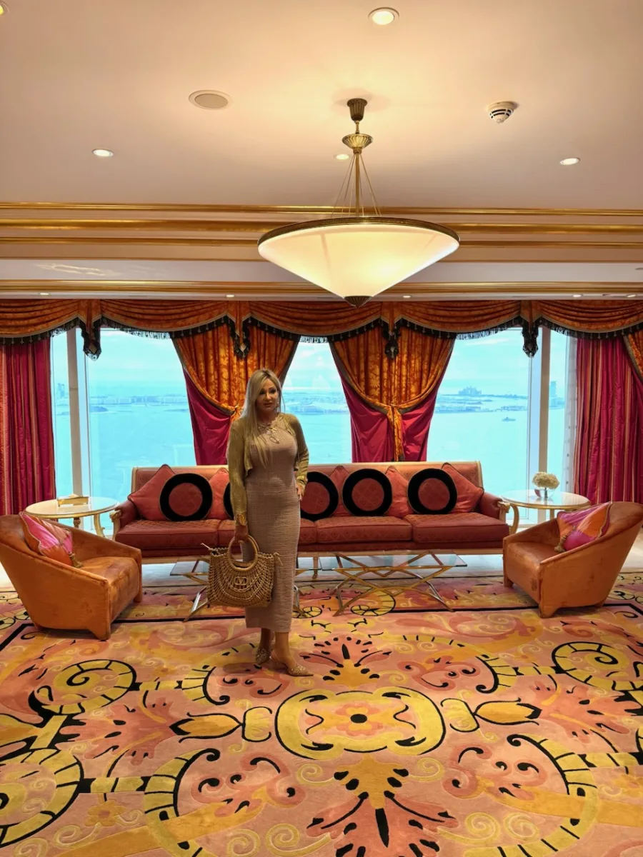 Großer Salon der Royal Suite mit weitem Blick auf das Meer