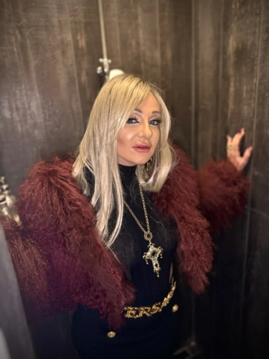 Michi mit glattem blondem Haar