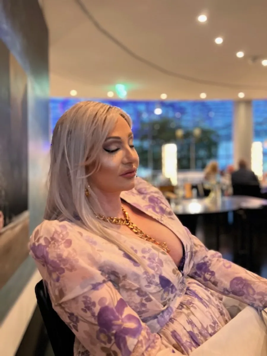 Michaela am Tisch im Restaurant Ikarus