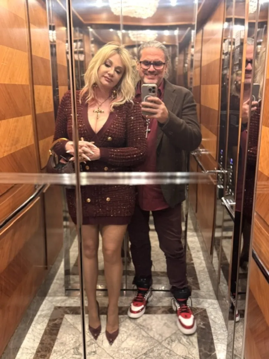 Michaela und Silvio Hoppe in festlichen dunklen Looks bei einer Spiegelaufnahme
