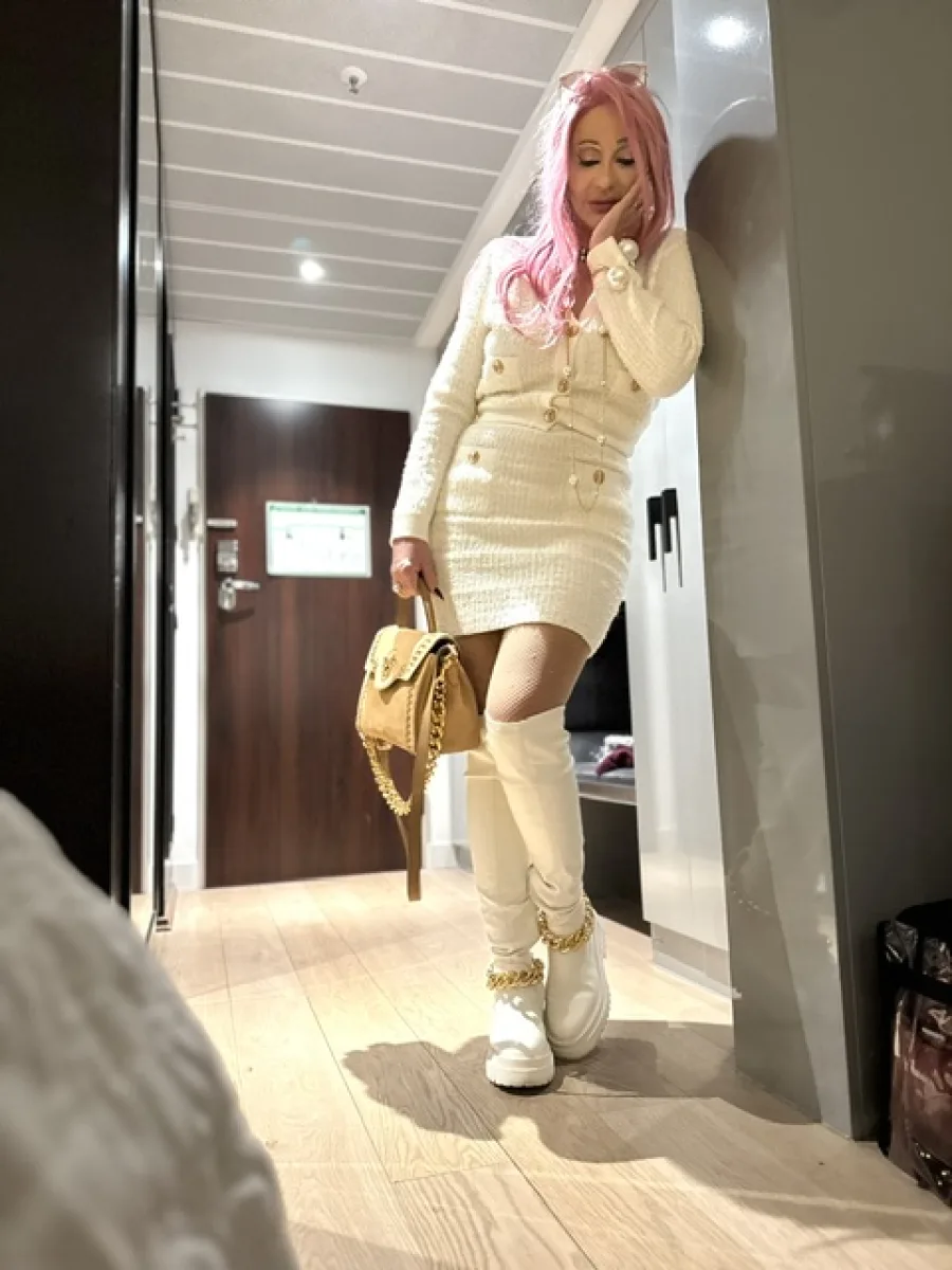 Michaela mit weißen Overknees und flacher Profilsohle