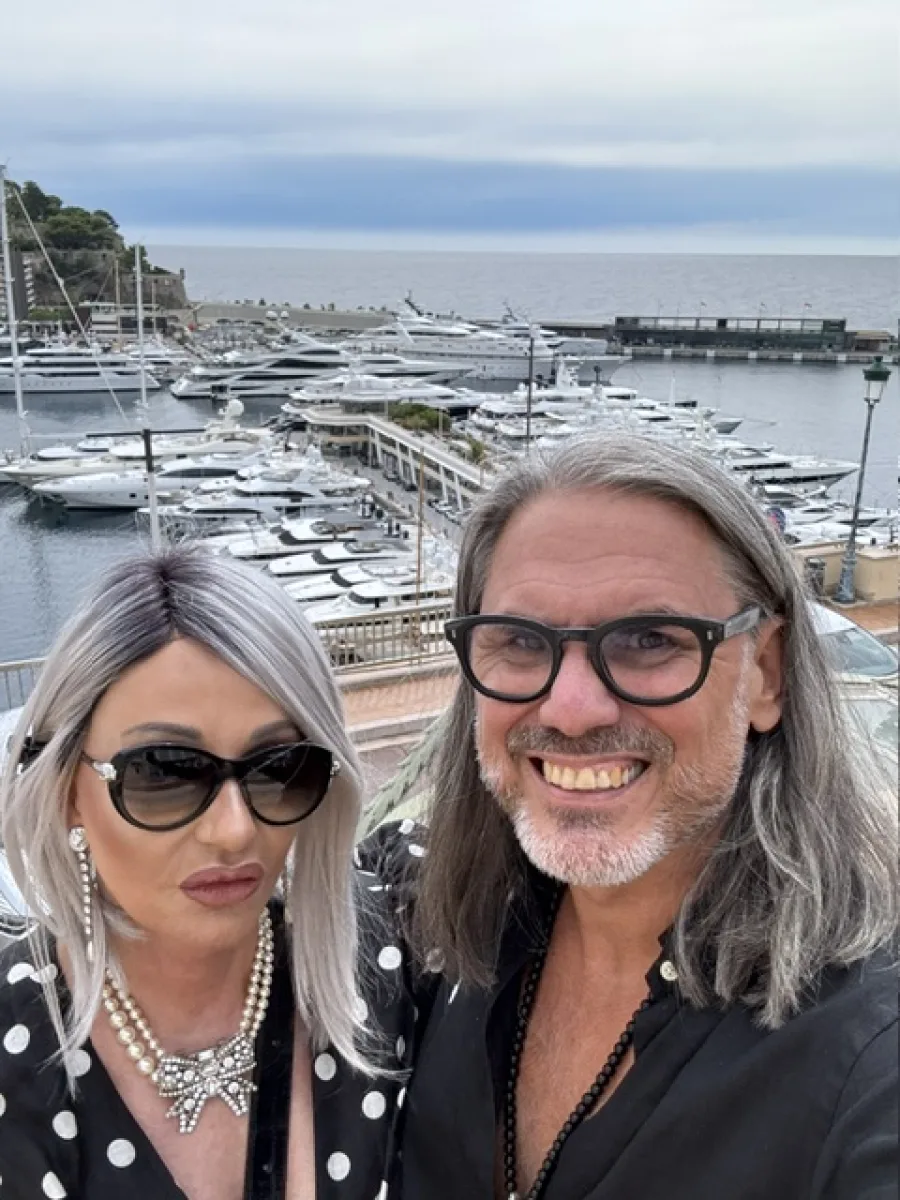 Michaela und Silvio gemeinsam am Hafen von Monaco