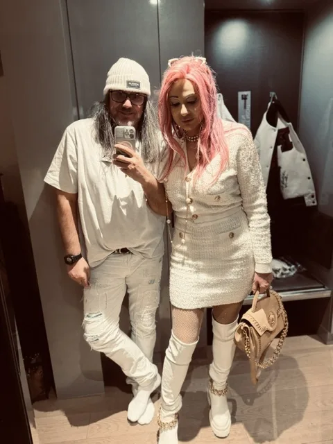 Michaela und Silvio stehen gemeinsam vor dem Spiegel im Hotelzimmer
