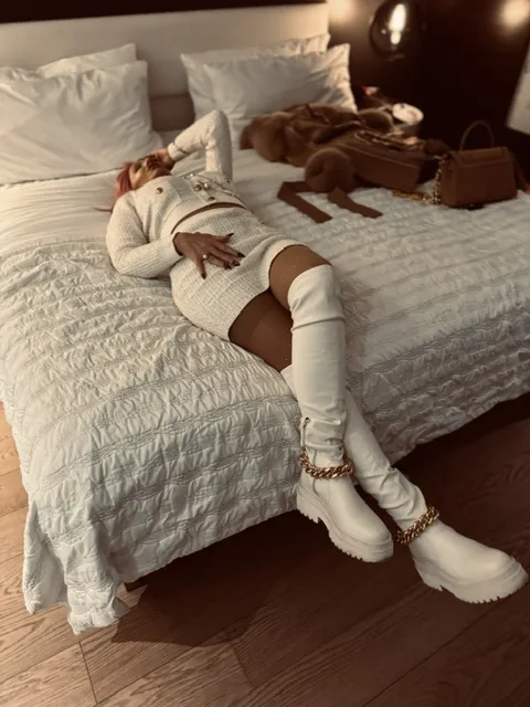 Michaela lässt sich nach einem langen Tag entspannt auf das Hotelbett fallen