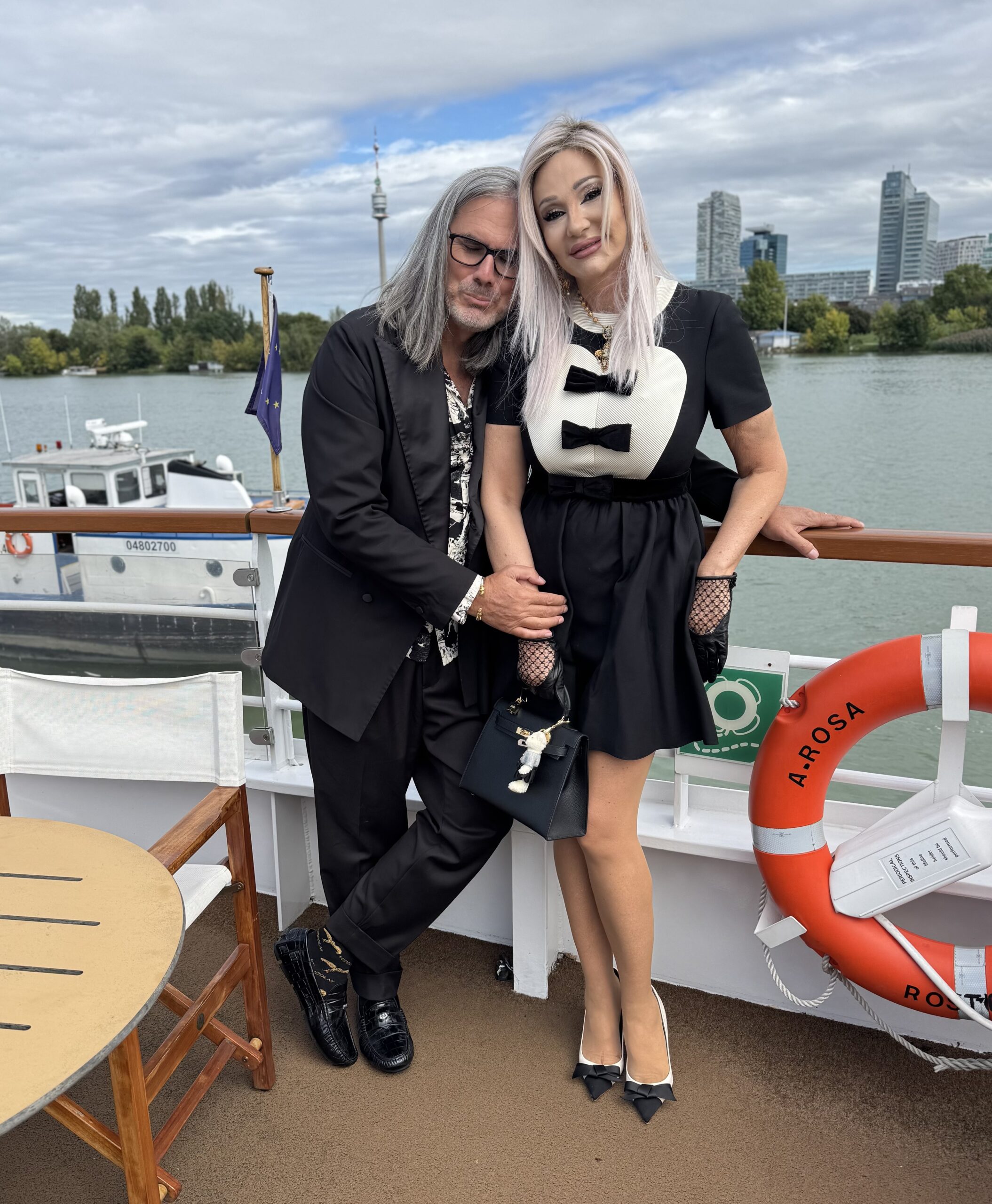 Elegantes Paar auf einem Hotelkreuzfahrtschiff an der Spree, bekannt für exklusive Events und unvergessliche Wasserfahrten in Berlin.